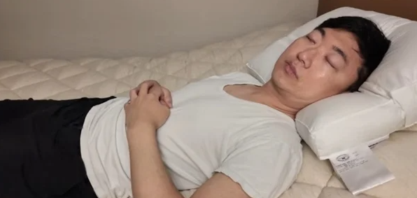 ‘충주맨’ 김선태, 침대 홍보 영상서 18분 ‘꿀잠’…파격 행보에 120만 폭발한 이유가?